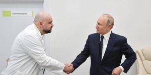 Ο Ρώσος πρόεδρος Βλαντιμίρ Πούτιν χαιρετά τους υπεύθυνους του νοσοκομείου στη Μόσχα