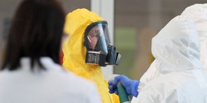 Ο Ρώσος Πρόεδρος Βλαντιμίρ Πούτιν με στολή και μάσκα στο νοσοκομείο