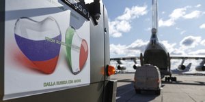 Μπάνερ με το σλόγκαν από τη Ρωσία με αγάπη στη βοήθεια της Μόσχας προς τη Ρώμη