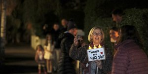 Βρετανοί πολίτες βγήκαν να χειροκροτήσουν για ιατρικό και νοσηλευτικό προσωπικό