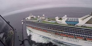 Εντυπωσιακό βίντεο: Ελικόπτερο προμηθεύει επιβάτες κρουαζιερόπλοιου με τεστ διάγνωσης του κορωνοϊού