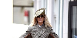 Η Σελίν Ντιόν με φόρεμα με κάπα