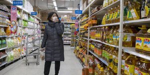 Γυναίκα με μάσκα σε σούπερ μάρκετ στην Κίνα 