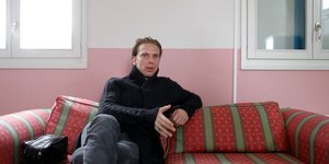 O Κρίστιαν Πόουλσεν σε καναπέ