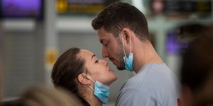 Ζευγάρι βγάζει τις μάσκες και φιλιέται στο αεροδρόμιο της Βαρκελώνης