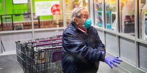 Ηλικιωμένος με μάσκα και γάντια. Μέτρα προφύλαξης για τον κορωνοϊό