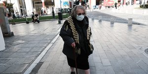Ηλικιωμένη με μάσκα στη Θεσσαλονίκη