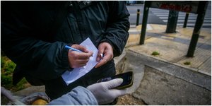 Πολίτης δείχνει το sms στο 13033 σε αστυνομικό