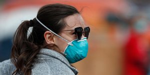 Κορωνοϊός γυναίκα με μάσκα και γυαλιά ηλίου