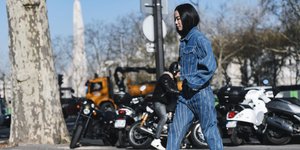 γυναίκα με total denim look στην εβδομάδα μόδας