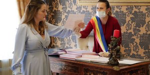 Υπάλληλος δημαρχείου στη Ρουμανία παραδίδει τα έγγραφα σε νεόνυμφη