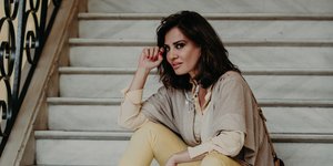 Η Δήμητρα Ματσούκα κάθεται σε μαρμάρινες σκάλες