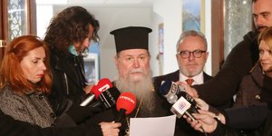 Ο εκπρόσωπος της ΔΙΣ κάνει δηλώσεις