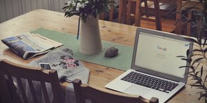 Γραφείο με υπολογιστή και βάζο με λουλούδια