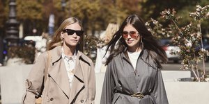 Δύο γυναίκες στο δρόμο με καμπαρντίνες