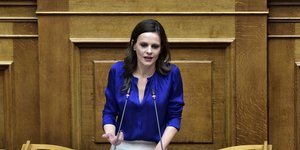 Η Εφη Αχτσιόγλου στο βήμα της Βουλής