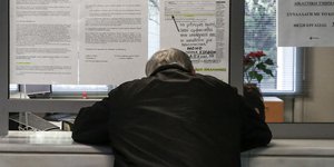 Ανδρας σε γκισέ ΔΟΥ