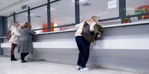Κόσμος στα ταμεία εφορίας
