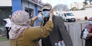 Κόσμος με χειρουργικές μάσκες στην Αίγυπτο