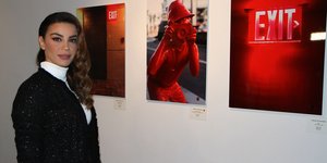 Η Ειρήνη Παπαδοπούλου ποζάρει μπροστά σε πίνακες