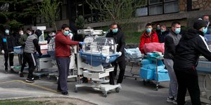 Οπαδοί της Ντιναμό Ζάγκρεμπ βοηθούν στην εκκένωση μαιευτηρίου