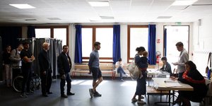 Ψηφοφόροι στη Γαλλία σε εκλογικό κέντρο κατά τη διάρκεια εκλογών