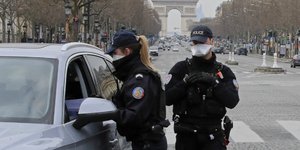 Αστυνομικοί πραγματοποιούν ελέγχους κυκλοφορίας στο Παρίσι μετά την απαγόρευση μετακινήσεων λόγω κορωνοϊού
