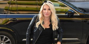 Η Ελένη Μενεγάκη με μαύρο φόρεμα