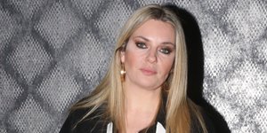 Η Ελισάβετ Μουτάφη με μαύρο πανωφόρι