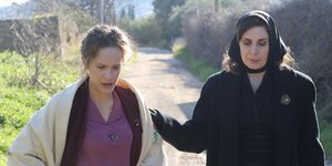 Η Ασημίνα (Έλλη Τρίγγου) αποδέχεται την πρόταση της Μυρσίνης (Κατερίνα Διδασκάλου) για την ψεύτικη εγκυμοσύνη