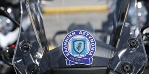 Σήμα της ελληνικής αστυνομίας σε μοτοσυκλέτα του σώματος