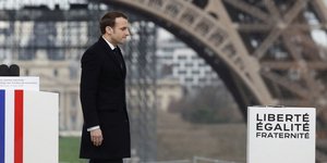 Ο Γάλλος πρόεδρος Εμανουέλ Μακρόν μπροστά στον Πύργο του Άιφελ
