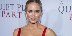 Η Εμιλι Μπλαντ με κόκκινο δερμάτινο φόρεμα