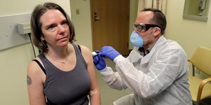 Εθελόντρια εμβολιάζεται σε πείραμα για τον κορωνοϊό