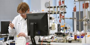 Επιστήμονας κάνει δοκιμές σε εργαστήριο