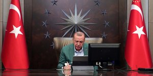 Ο Ρετζέπ Ταγίπ Ερντογάν στο γραφείο του μιλά με τηλεδιάσκεψη με υπουργούς