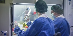 Ερευνητές πραγματοποιούν ελέγχους για την ασθένεια Covid-19 που προκαλεί ο κορωνοϊός