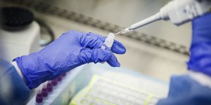 Επιστήμονας σε εργαστήριο δοκιμάζει νέες φαρμακευτικές αγωγές