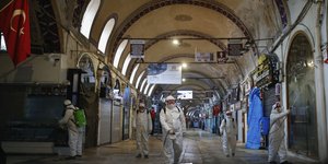 Εργαζόμενοι απολυμαίνουν την αγορά της Τουρκίας ενώ μαίνεται η πανδημία του κορωνοϊού