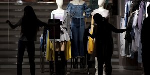 Εργαζόμενοι σε κατάστημα ρούχων