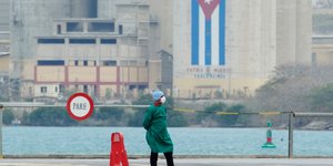 Εργαζόμενος με μάσκα σε διυλιστήρια στην Κούβα
