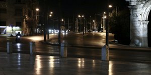 Ερημοι δρόμοι στο κέντρο της Αθήνας το βράδυ της Τετάρτης