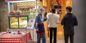 Ανδρας ελέγχει πελάτες εστιατορίου για κορωνοϊό