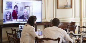 Ο Κυριάκος Μητσοτάκης και η Νίκη Κεραμέως παρακολουθούν την πιλοτική εφαρμογή της εξ αποστάσεως διδασκαλίας