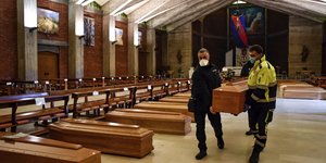 Δεκάδες φέρετρα σε πόλη της Βόρειας Ιταλίας, που πλήττεται βαριά από την πανδημία του κορωνοϊού