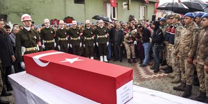 Φέρετρο στα χρώματα της τουρκικής σημαίας στο Ιντλίμπ της Συρίας