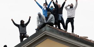 Φυλακισμένοι εξεγέρθηκαν στις ιταλικές φυλακές κατά των μέτρων πρόληψης του κορωνοϊού που περιορίζουν τα επισκεπτήρια
