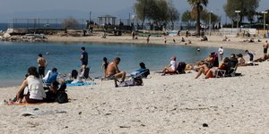 Κόσμος εξακολουθεί να κατεβαίνει στις παραλίες παρά τις συστάσεις των Αρχών για τον κορωνοϊό