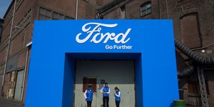 Υπάλληλοι πάνω από πινακίδα της Ford