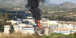 Στιγμιότυπο από την φωτιά στο εργοστάσιο